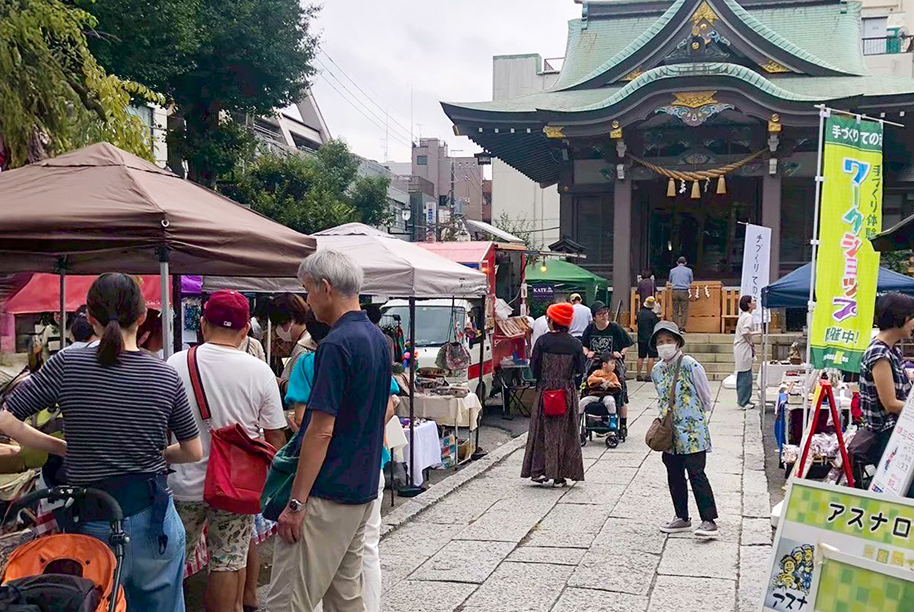 神社の境内で開催される手づくり市