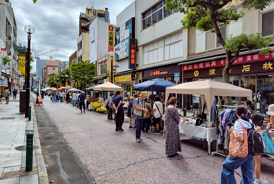 商店街で開催される手づくり市の風景