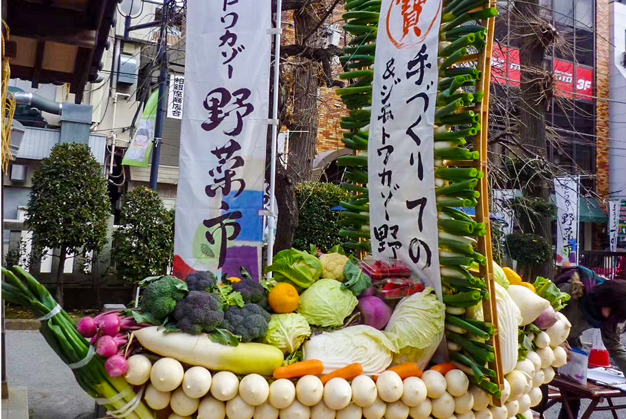 野菜で装飾された野菜市の展示