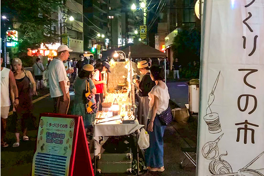 夜の手づくり市の様子