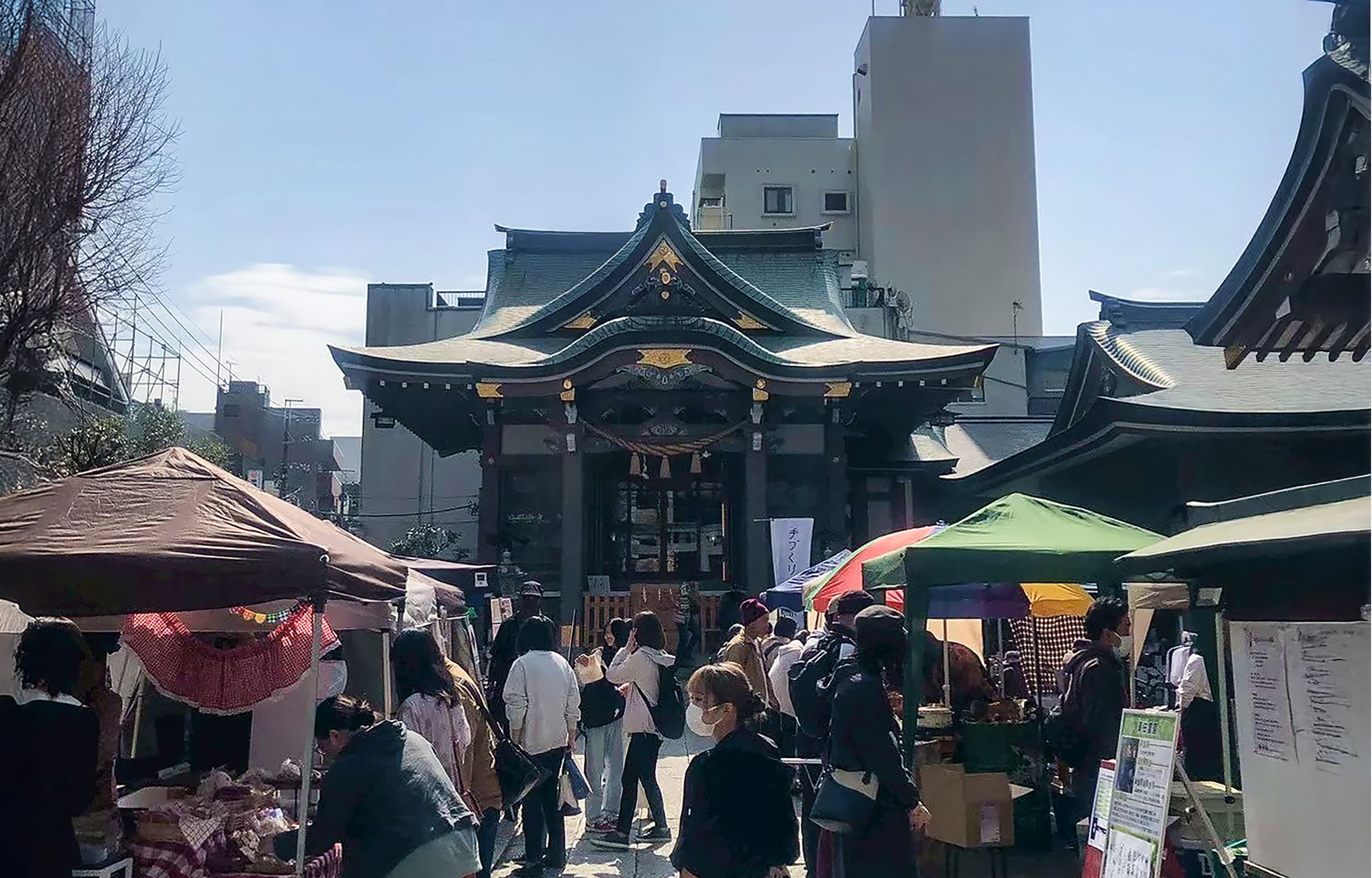 神社で開かれる手づくり市