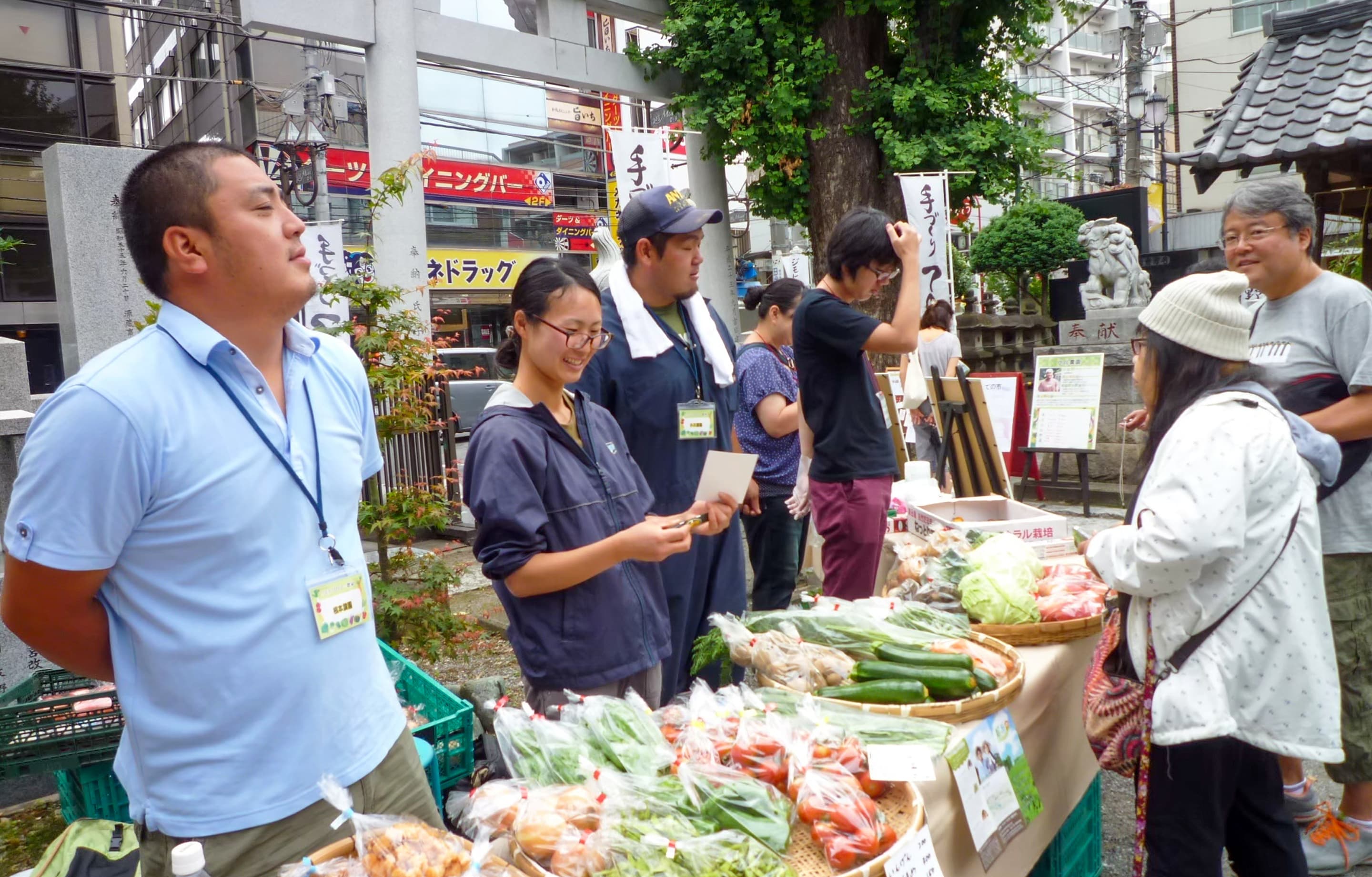 野菜を販売する出店の様子
