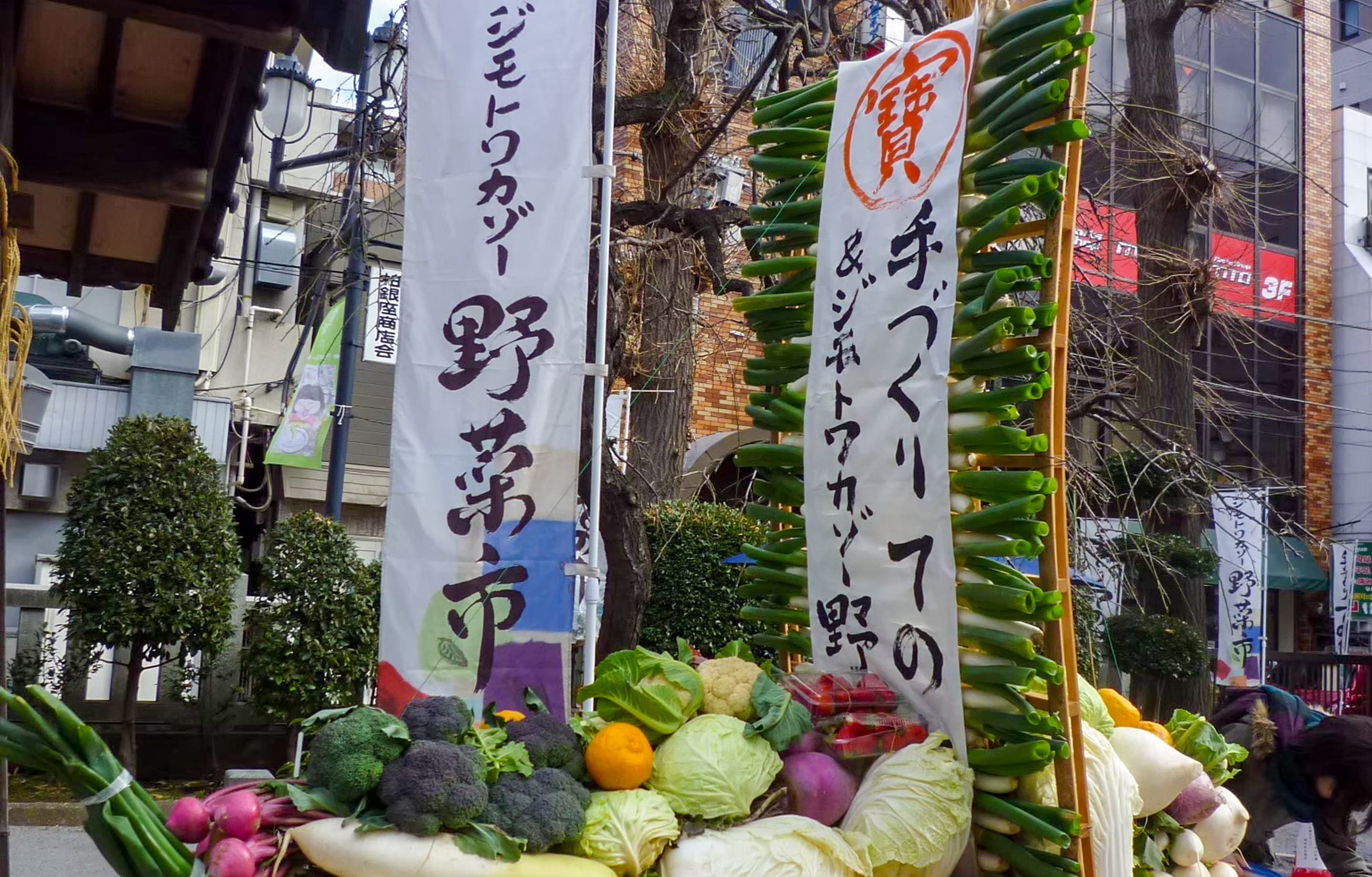 野菜で装飾された野菜市の展示